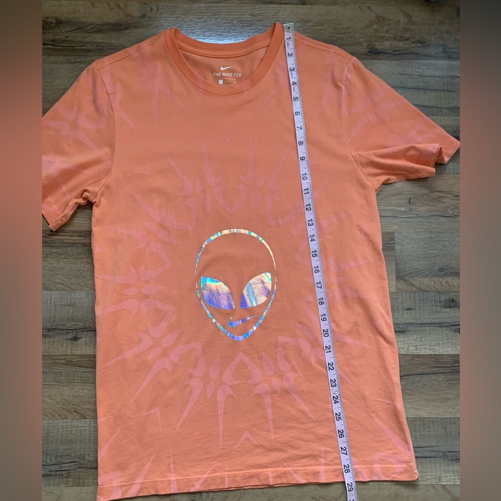 👽Nike The Swoosh is Out There  Reflective Hologram Alien👽Head Tee Shirt Size-S - Picture 9 of 11